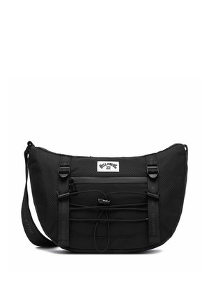 Sac banane noir avec poche zippée à l'avant, bretelles ajustables, détail en cordon élastique et écusson logo de marque blanc rectangulaire.