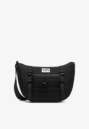 Sort crossbody-taske med frontlynlåslomme, justerbare stropper, elastikdetalje og et hvidt rektangulært mærkelogo-patch.