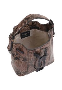 Bruine leren handtas met een slangenpatroon, voorzien van een bovenhandvat, trekkoordsluiting en een gladde binnenvoering. Branding zichtbaar aan de binnenkant.