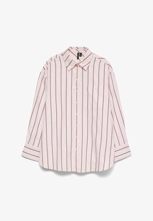 Jasnoróżowa koszula na długi rękaw z pionowymi, wąskimi brązowymi paskami oraz kieszenią na piersi z przodu.