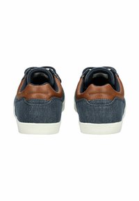 Džínové tenisky s hnědými koženými akcenty, bílými gumovými podrážkami a modrými tkaničkami. Mají strukturovanou tkaninu a kulatý design špičky.