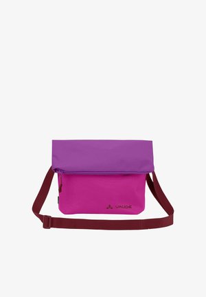 Borsa a tracolla rettangolare viola e rosa con tracolla regolabile color maroon e logo VAUDE nell'angolo in basso a destra sul davanti.