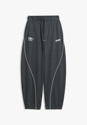 Tamno sive trenerice s opuštenim krojem, elastičnim pojasom, vezicom, bijelim bočnim trakama i logotipom s prednje strane.