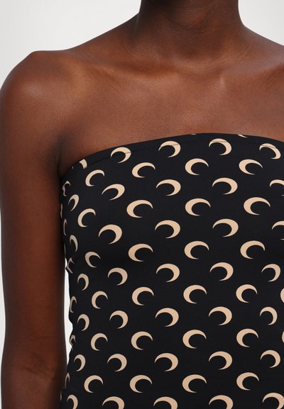 Haut noir sans bretelles avec un motif répété de croissants de lune beige, fabriqué en tissu lisse, présentant un design ajusté et des épaules dénudées.