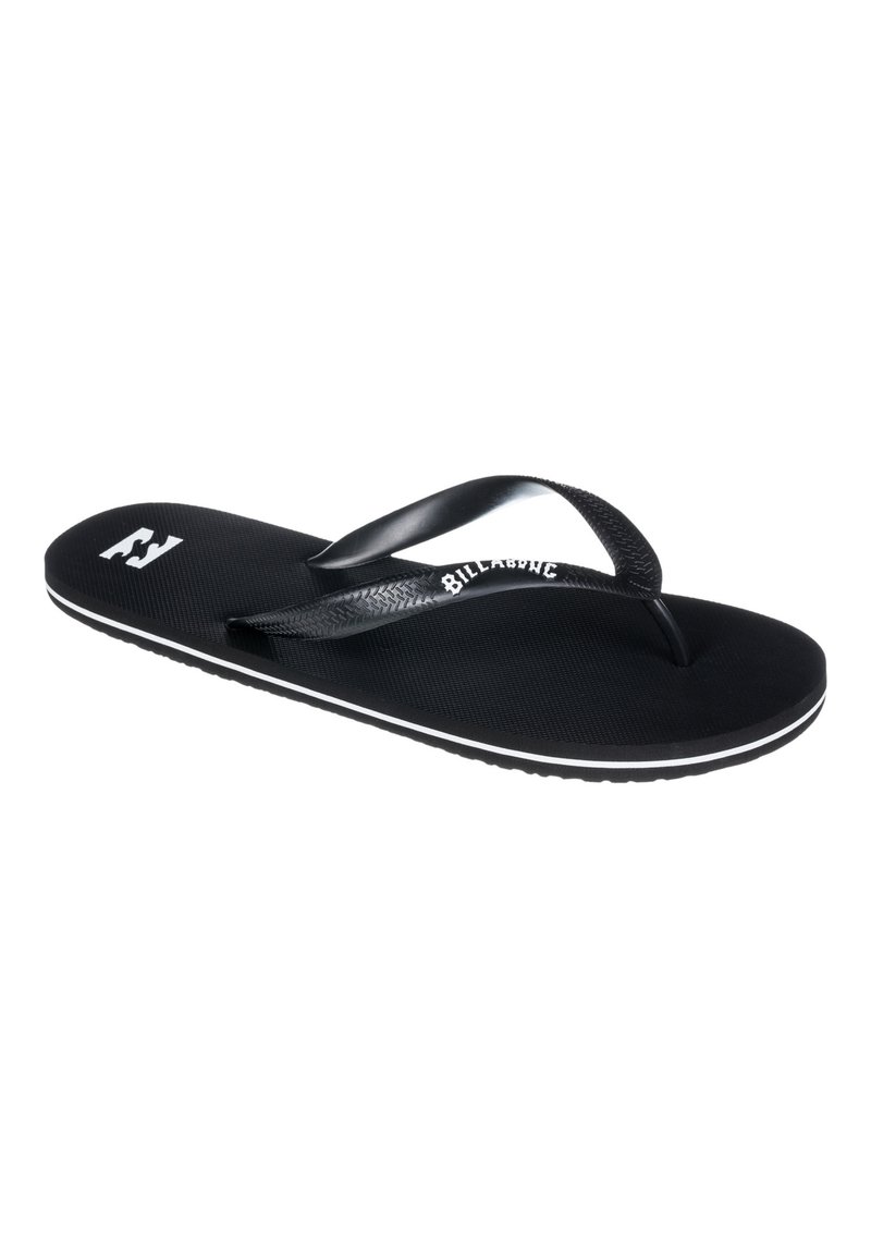 Mustat flip-flop-sandaalit, joissa on kuminen tekstuurillinen pohja, musta thong-nauha ja valkoinen logovärmitys, valkoisin reunoin pohjassa.
