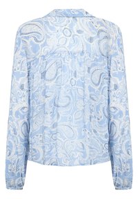 Blusa a maniche lunghe azzurro chiaro realizzata in un tessuto fluido, con un motivo paisley bianco, colletto e polsini con bottoni. Pieghe posteriori per una migliore vestibilità.