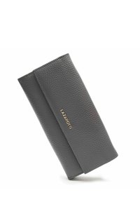 Billetera de cuero texturizado gris con un diseño plegado, que presenta un acento de logo dorado. Forma compacta ideal para llevar lo esencial.