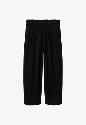 Musta, korkeavyötäröiset, leveälahkeiset housut, joissa laskokset, vyölenkit, sivutaskut sekä edessä nappi- ja vetoketjusuljin.