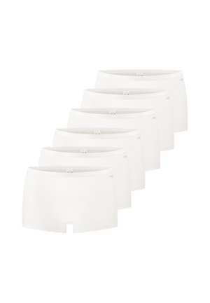 Sei pezzi di biancheria intima stile boyshort bianca senza cuciture disposti in una linea sfalsata su sfondo bianco.
