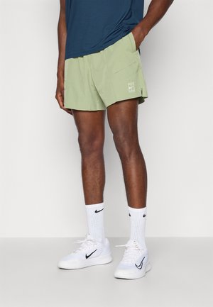 NIKECOURT ADVANTAGE SHORT - Urheilushortsit - oil green/white