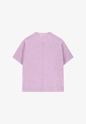 Kurzarm-Pullover aus leicht lavendelfarbenem Strickstoff mit einem runden Ausschnitt und gerippten Säumen. Nahtdetails an der Vorderseite.