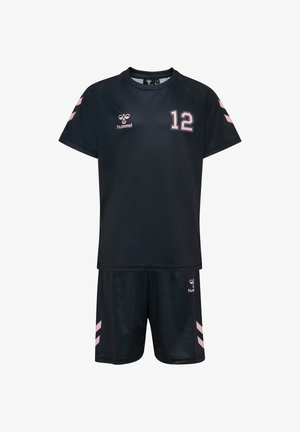 Ensemble maillot de sport noir et short avec accents roses, numéro 12 sur la poitrine et logo hummel sur le maillot et le short.