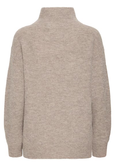 Béžový pletený svetr s vysokým límcem, volným střihem a spadlými ramenními švy. Vyznačuje se jemnou texturou a ribbovanými lemy a manžetami.
