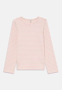 Langärmliges, geripptes Strickoberteil mit dünnen horizontalen rosa und beige Streifen und rundem Ausschnitt.