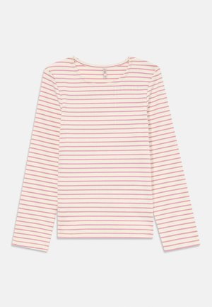 Maglietta a maniche lunghe in maglia ribbed con sottili righe orizzontali rosa e beige e scollatura rotonda.