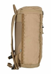 Zaino marrone con rete testurizzata sui lati, chiusura con zip, spallacci regolabili e cuciture decorative lungo i bordi. Presenta un piccolo emblema a forma di bandiera.