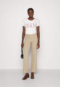 GAP TEE - Triko s potiskem - white