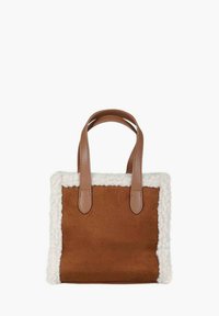 Borsa tote in suede marrone con bordo in pile color crema, dotata di manici corti in pelle e forma rettangolare, adatta per un uso casual.