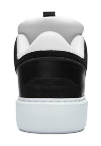 Czarno-biały sneaker wykonany ze skóry i siateczki, z wyściełanym obcasem oraz białą gumową podeszwą. Logo "RETERNITY" wytłoczone na obcasie.