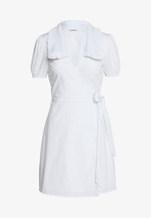 Robe blanche à manches courtes bouffantes, col volanté et fermeture à nouer sur le côté, longueur genou, fabriquée en tissu léger.