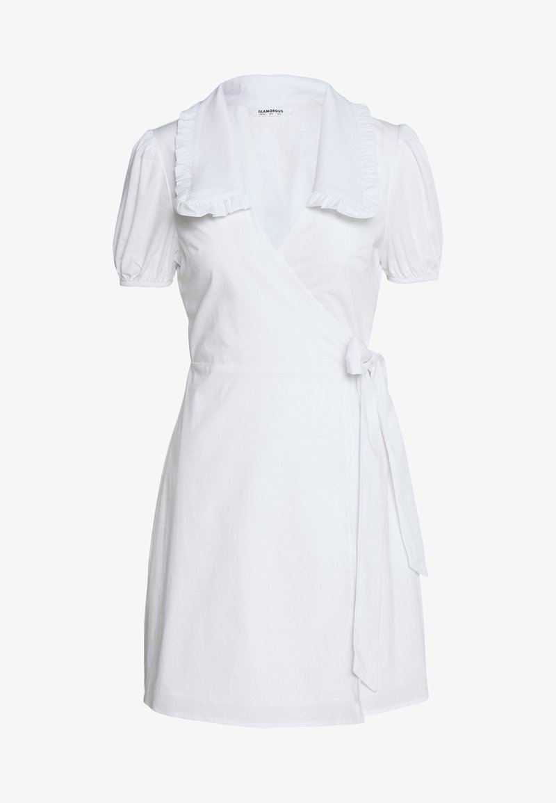 Vestido envolvente blanco con mangas cortas abullonadas, cuello con volantes y cierre lateral con lazo, de longitud a la rodilla, hecho de una tela ligera.