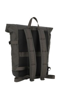 Zaino in materiale grigio scuro con design roll-top, pannello posteriore in rete, spallacci imbottiti e componenti regolabili. Presenta un branding minimalista.