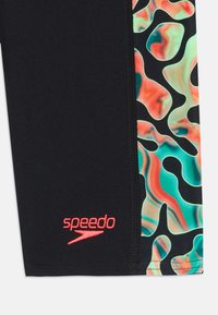 Črne kopalne hlače z barvitim abstraktnim vzorcem v odtenkih teal, koralne in črne na strani; vsebujejo rdeči logotip "Speedo".