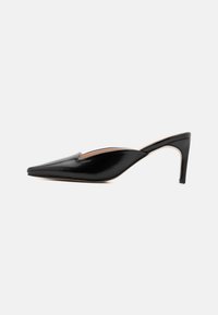 Chaussure slingback en cuir verni noir avec un bout pointu, un design effilé et un talon modéré. Présente une découpe subtile sur le dessus.