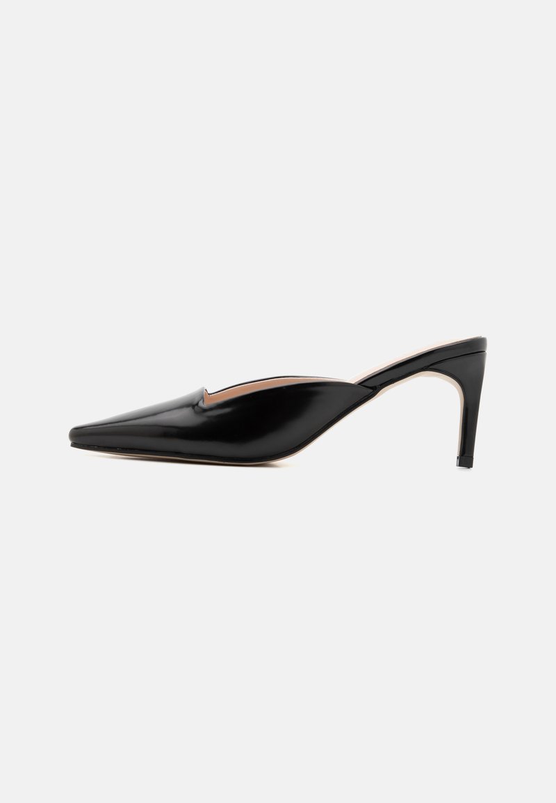 Chaussure slingback en cuir verni noir avec un bout pointu, un design effilé et un talon modéré. Présente une découpe subtile sur le dessus.