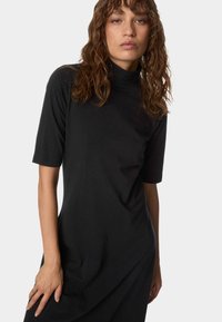 Schwarzes kurzärmeliges Kleid mit hohem Kragen, aus weichem Stoff gefertigt, mit einer figurschmeichelnden Silhouette und glatter Textur. Keine sichtbaren Muster.