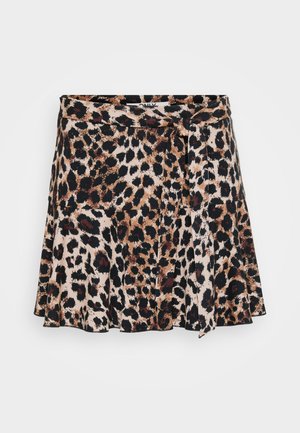 Jupe enveloppante à motif léopard avec un design évasé, présentant des nuances de marron et de noir sur un fond clair. Tissu doux avec une texture lisse.