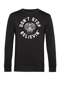Felpa nera a maniche lunghe con testo stampato bianco "DON'T STOP BELIEVIN'" e un design grafico di un coleottero con ali.