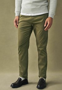 Next SLIM FIT PREMIUM - Chinos tipa bikses - khaki green