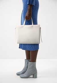 Coccinelle BOHEME - Velika torba - brillant white