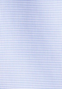 Blau-weißes Hahnentrittmuster mit kleinen, sich wiederholenden geometrischen Formen in gewebter Struktur.