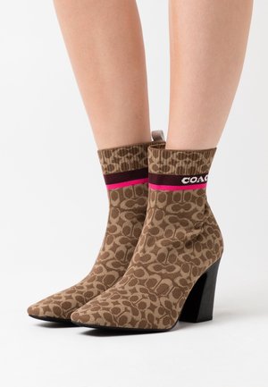 Knöchelhohe Stiefel mit Leopardenmuster, braunem Strickobermaterial, strukturiertem Stoff, geripptem Abschluss und Blockabsatz mit schwarzer Oberfläche.