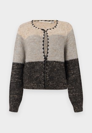 Gilet tricoté en beige, gris et noir. Il dispose d'un col rond, d'une fermeture à boutons à l'avant et de détails contrastants noirs le long du bord.