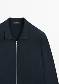 Marineblauer Reißverschluss-Pullover mit Kragen, strukturiertem Strickstoff und silbernem Reißverschluss, Marke Massimo Dutti.