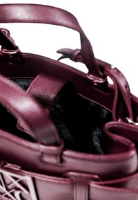 Bolso de piel burdeos con un acabado texturizado, que cuenta con dos asas resistentes y un interior revestido de tela. Sin detalles de hardware visibles.
