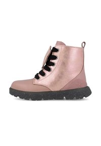 Botas metálicas rosas hasta el tobillo con cordones negros, suela de goma con motas negras y una asa en la parte trasera para ponerlas fácilmente.