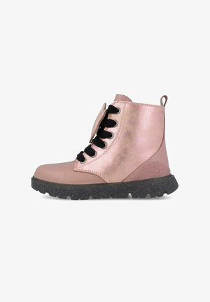 Botas metálicas rosas hasta el tobillo con cordones negros, suela de goma con motas negras y una asa en la parte trasera para ponerlas fácilmente.