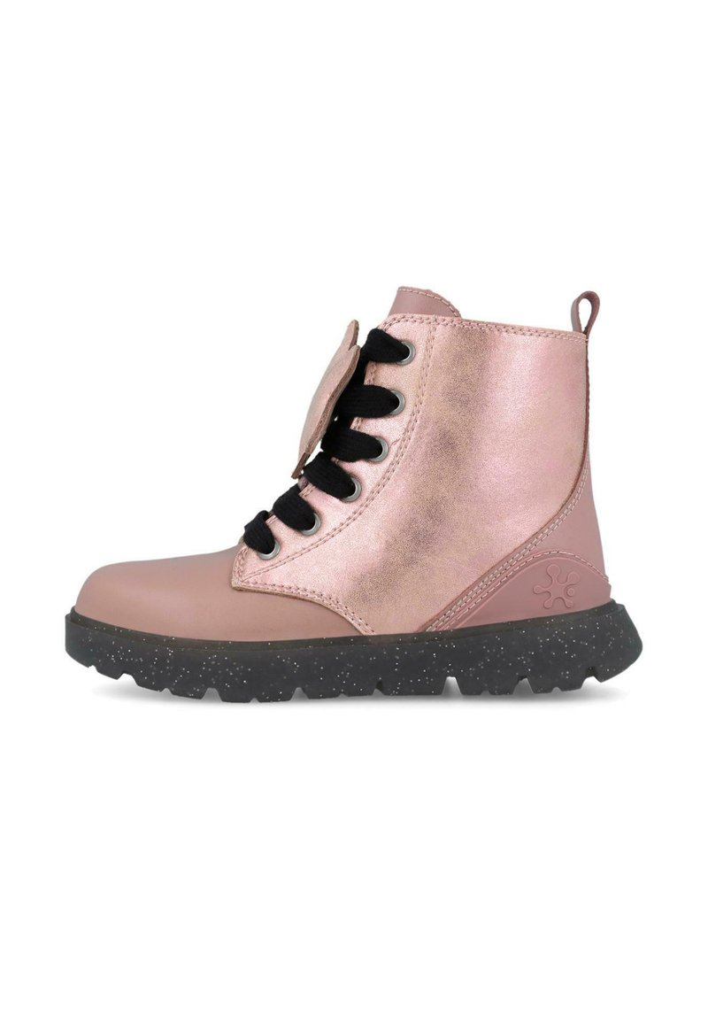 Botas metálicas rosas hasta el tobillo con cordones negros, suela de goma con motas negras y una asa en la parte trasera para ponerlas fácilmente.