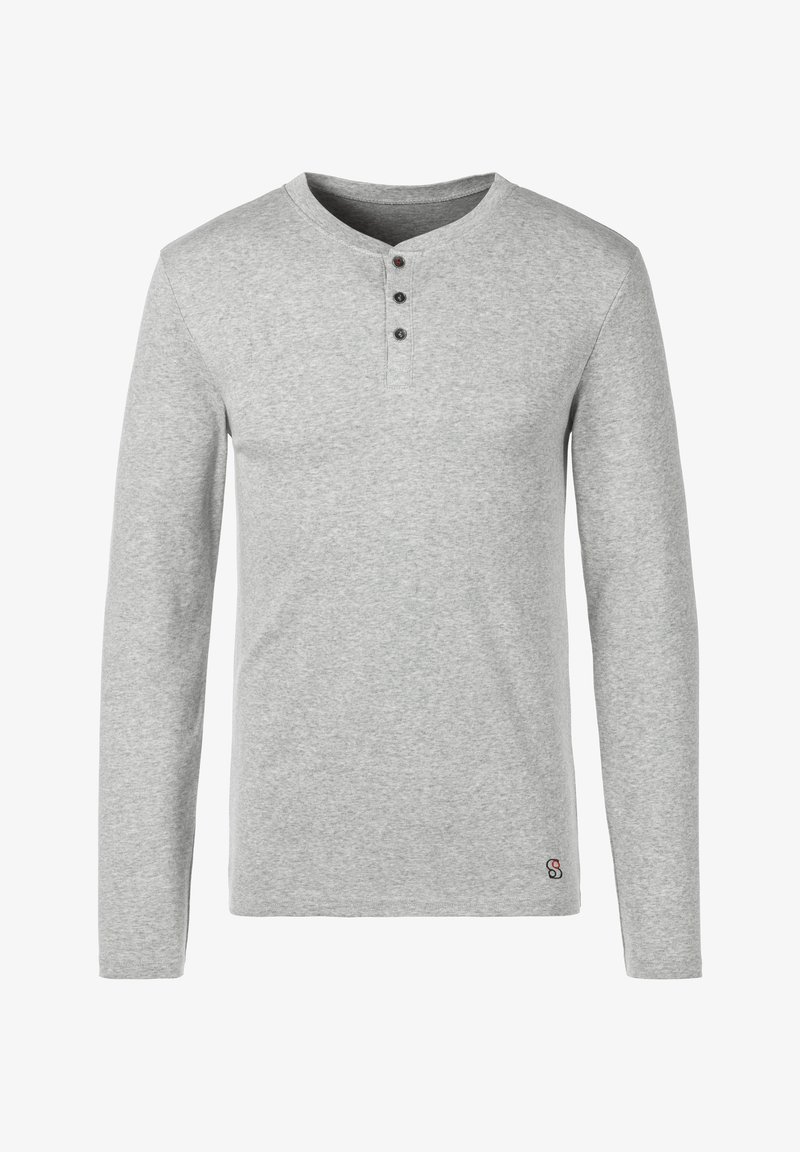 Grå långärmad henley-tröja av mjukt tyg. Har tre knappslå och en liten logodetalj nära fållen.
