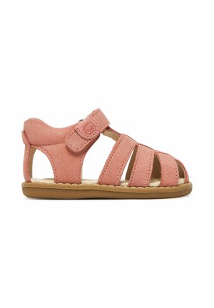 Pinkfarbene Kleinkind-Sandale mit geschlossenem Zehenbereich, drei vorderen Riemen, einem hinteren Riemen und einem Klettverschluss am Knöchel mit Bärendesign.