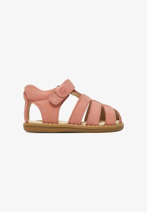 Sandalia rosa para niño pequeño con puntera cerrada, tres tiras delanteras, una tira trasera y una tira de velcro en el tobillo con diseño de oso.