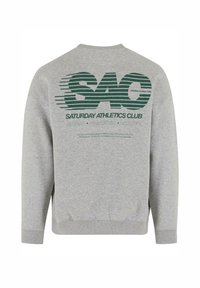 Hanorac gri cu guler rotund, având un design grafic verde cu textul „SAC SATURDAY ATHLETICS CLUB” pe spate.