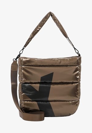 Braune gepolsterte Schultertasche mit schwarzem geometrischem Muster und abnehmbarem, verstellbarem Schultergurt vor weißem Hintergrund.