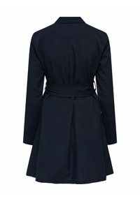 Marineblauwe trenchcoat met lange mouwen, een kraag en een tailleband. Heeft een gestructureerde stof en een uitlopende zoom. Achteraanzicht weergegeven.