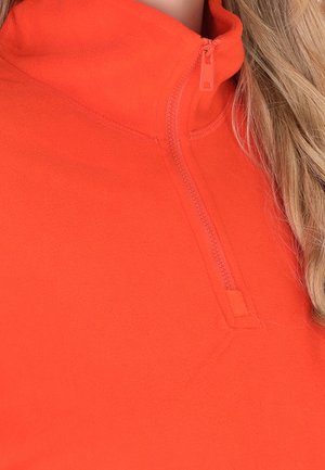 Rotes Fleece-Pullover mit hohem Kragen und einem Viertel-Reißverschluss. Der Stoff ist weich und strukturiert und weist keine zusätzlichen Muster oder Akzente auf.