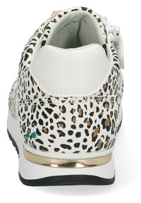 Witte sneaker met een luipaardprint, gouden accent op de hiel en gestructureerde materialen. Zachte voering zichtbaar bij de enkel.